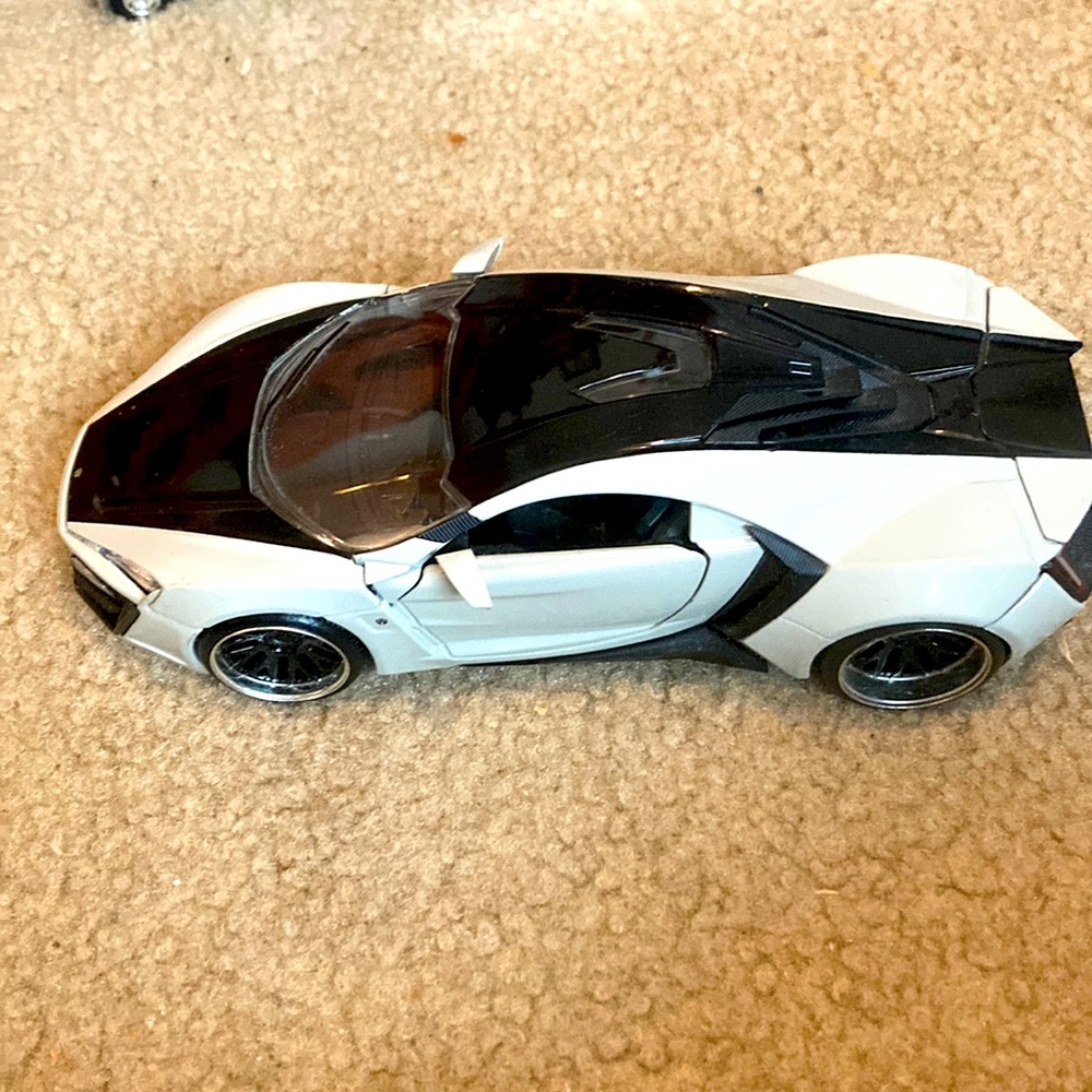 Collectible Lykan Hypersport 1/24 scale Diecast Model Car - Jada Toys 32947